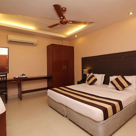 Hotel Kyron Делі Екстер'єр фото