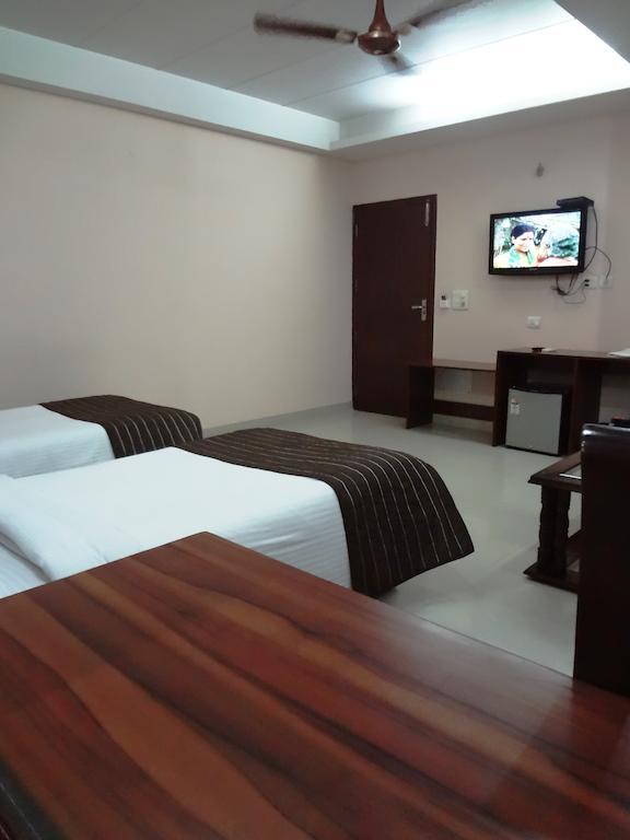 Hotel Kyron Делі Номер фото