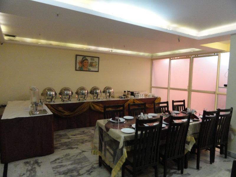 Hotel Kyron Делі Екстер'єр фото